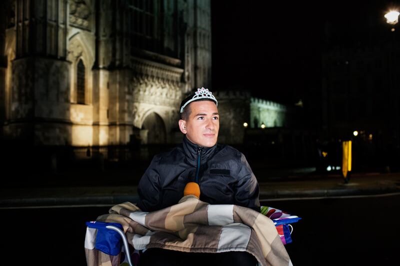 galleries/2011/04/28/royal-wedding-fans-camping-at-westminster-abbey/verzone-wedding---5_hrhuvr