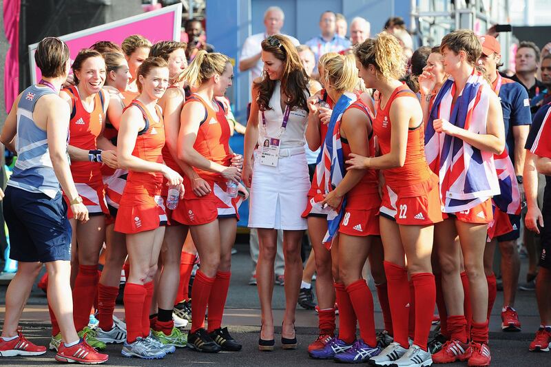 articles/2012/08/10/kate-poses-with-team-gb-hockey-bronze-medal-winners/kate-hockey-team2_vinz6p