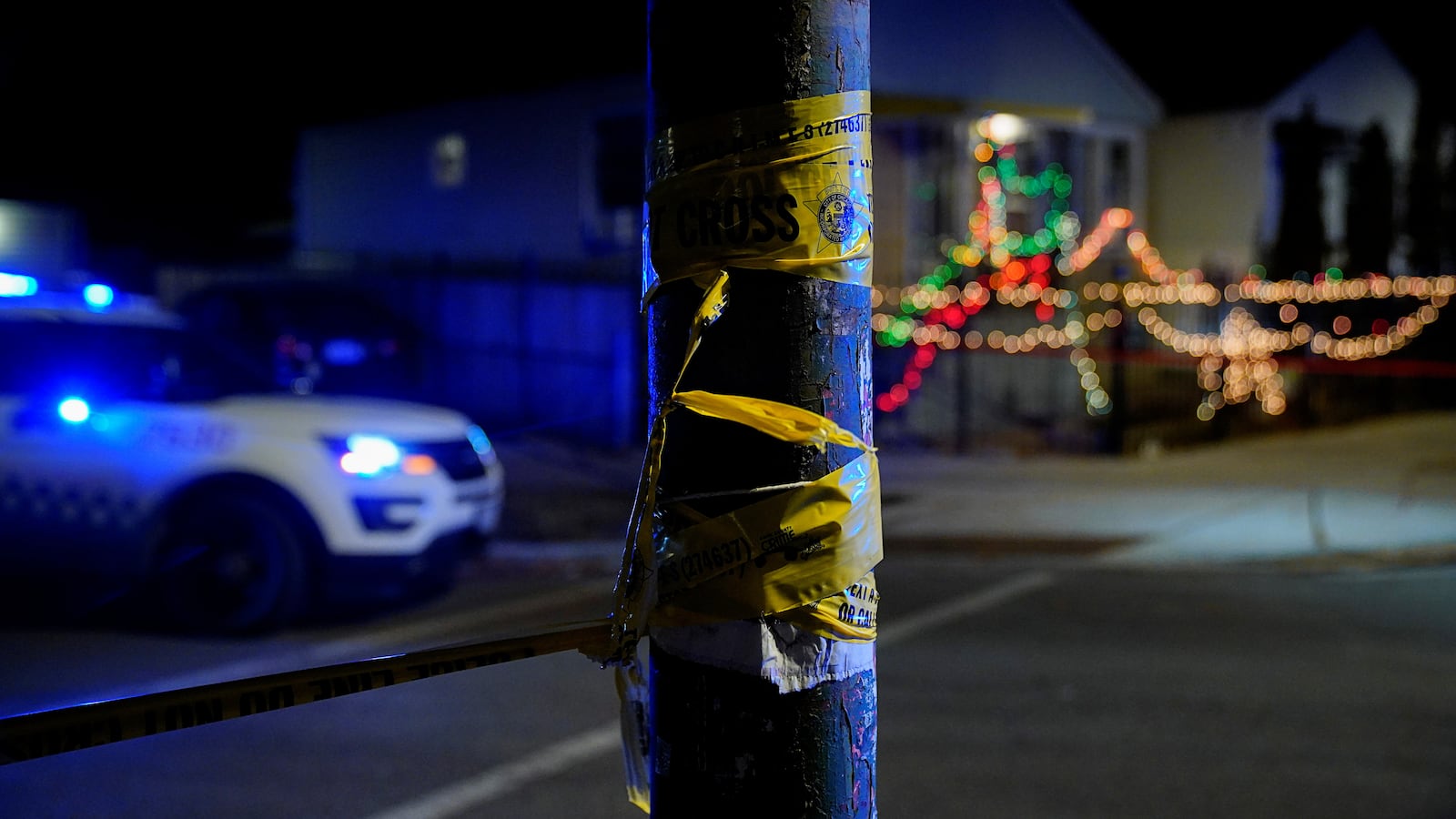 2021-12-26T183415Z_2107383704_RC25MR9IE8J4_RTRMADP_3_USA-GUNS-CHICAGO_qcps4i