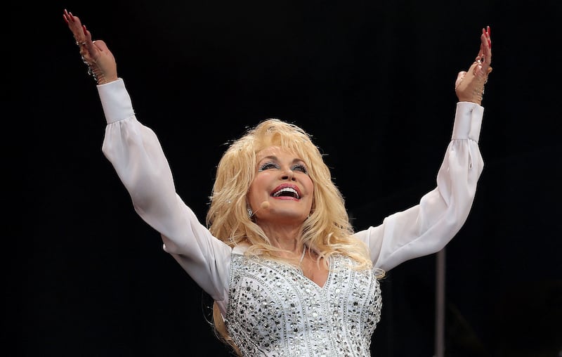 FILE PHOTO: American country music star Dolly Parton performs on the Pyramid Stage at Worthy Farm in Somerset, during the Glastonbury Festival June 29, 2014. REUTERS/Cathal McNaughton (BRITAIN - Tags: ENTERTAINMENT SOCIETY)/File Photo