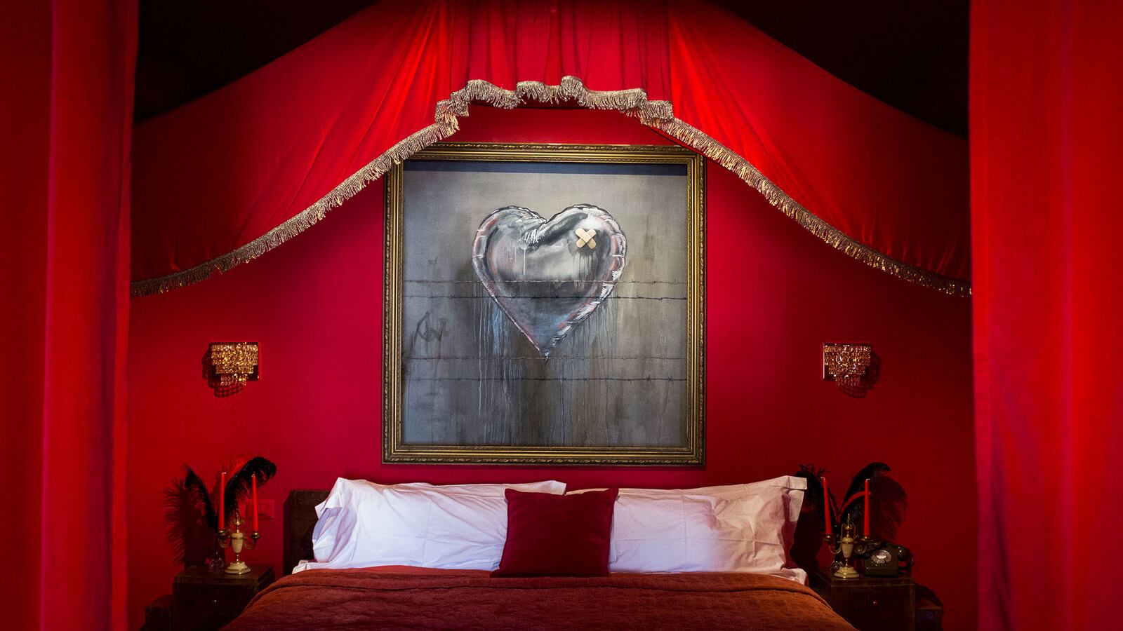 articles/2017/04/23/inside-banksy-s-west-bank-hotel/170306-banksy-walled-off-05_tlveg9