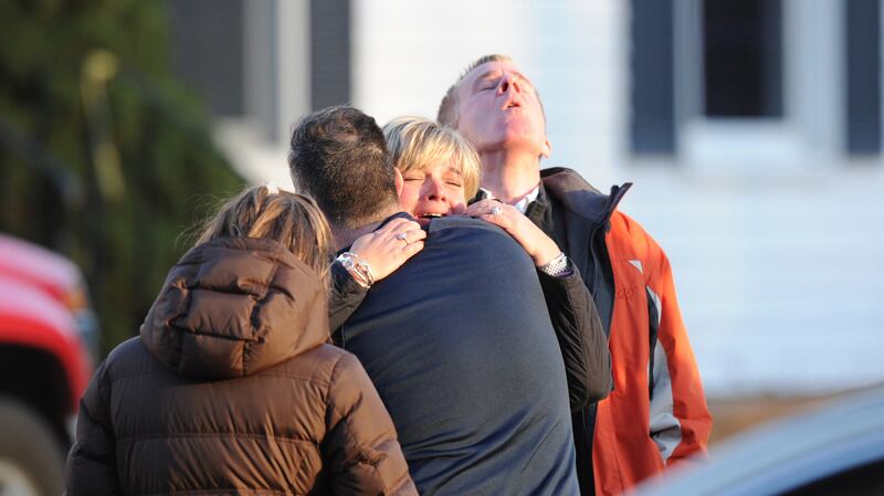 galleries/2012/12/15/connecticut-school-shooting-photos/14shooting15_tw66bf
