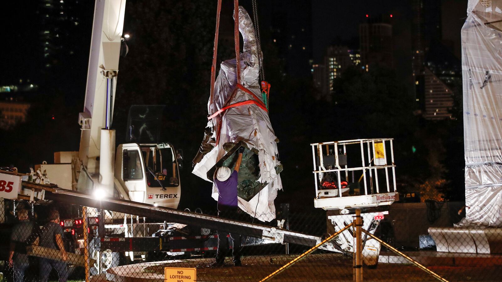 2020-07-24T095346Z_2021325180_RC2LZH9NWTE4_RTRMADP_3_GLOBAL-RACE-PROTESTS-CHICAGO_ofwgdo