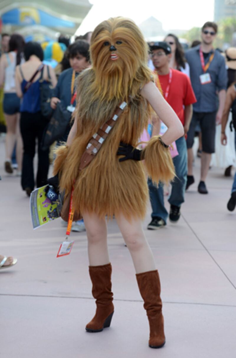 galleries/2012/07/16/the-craziest-costumes-from-comic-con-2012-photos/comic-con-costumes-chewbaca_hp4hnm