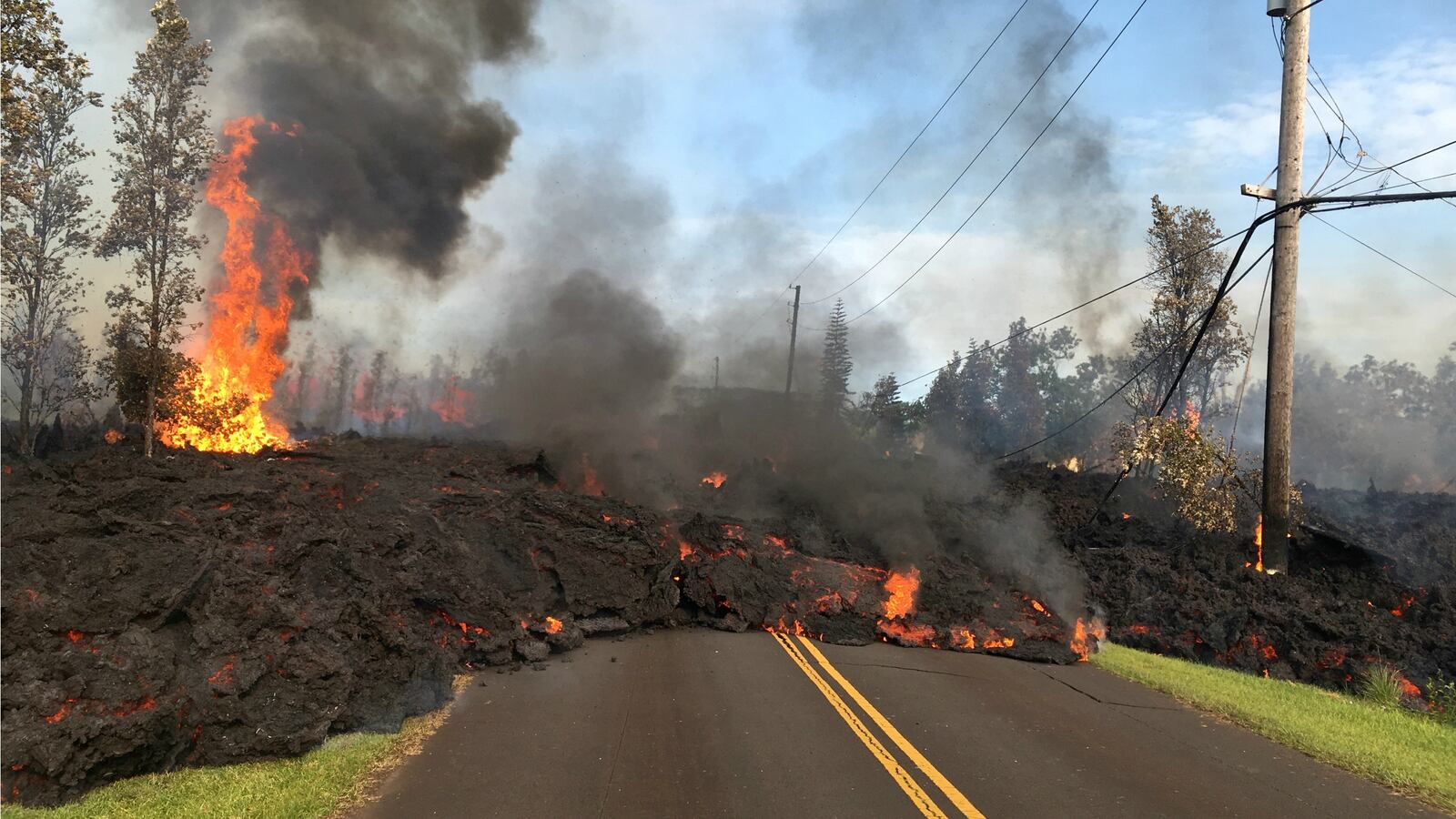 180506-hawaii-volcano-toxic-gas-cheat_xkbcq7