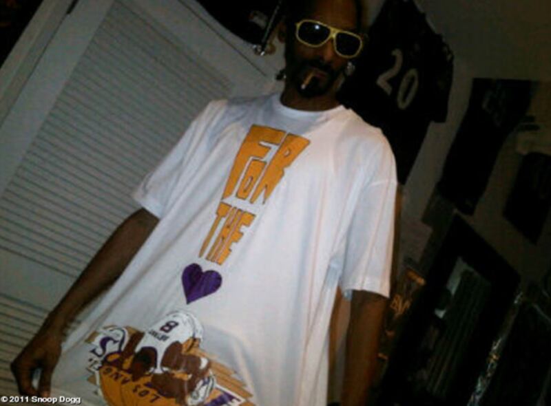 galleries/2011/12/04/taylor-swift-victorias-secret-and-more-celebrity-twitter-photos/celeb-twit-pics-snoop_fenlul