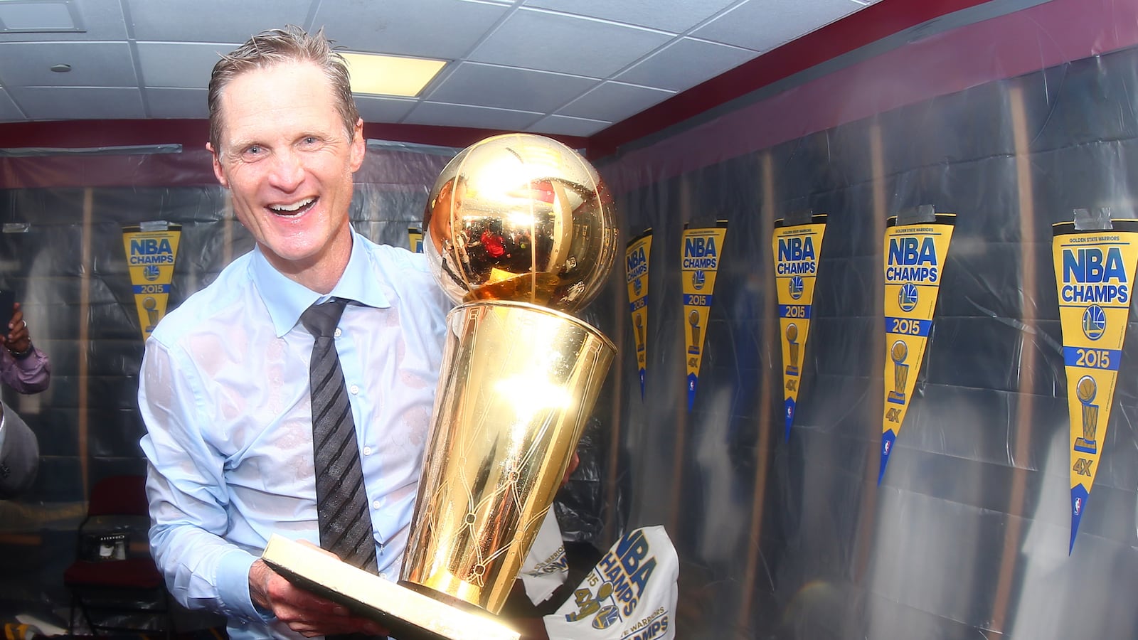 articles/2015/06/17/risk-taking-steve-kerr-forged-the-perfect-team/150616-silverman-nba-finals-tease_rkxgz9