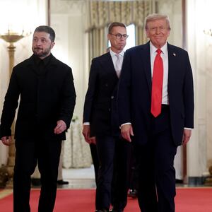WASHINGTON, DC - AUGUST 18: U.S. President Donald Trump and Ukrainian President Volodymyr Zelensky arrive for a picture with European leaders, including Finnish President Alexander Stubb (C), following a meeting in the Oval Office at the White House on August 18, 2025 in Washington, DC. President Trump hosted President Zelensky at the White House for a bilateral meeting and later an expanded meeting with European leaders to discuss a peace deal between Russia and Ukraine. (Photo by Win McNamee/Getty Images)