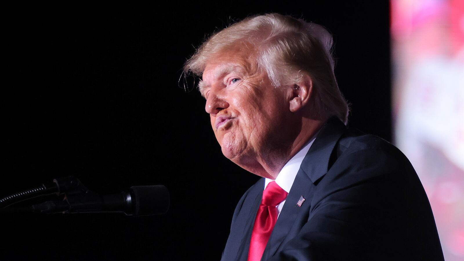 2021-09-26T023406Z_160538055_RC21XP9PLM9F_RTRMADP_3_USA-TRUMP_3_iq3nng