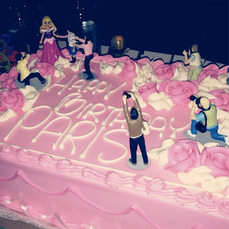 galleries/2013/03/10/ed-sheeran-kate-upton-more-celebrity-twitter-pictures-photos/130310-twit-pics-hilton_i0bwgv