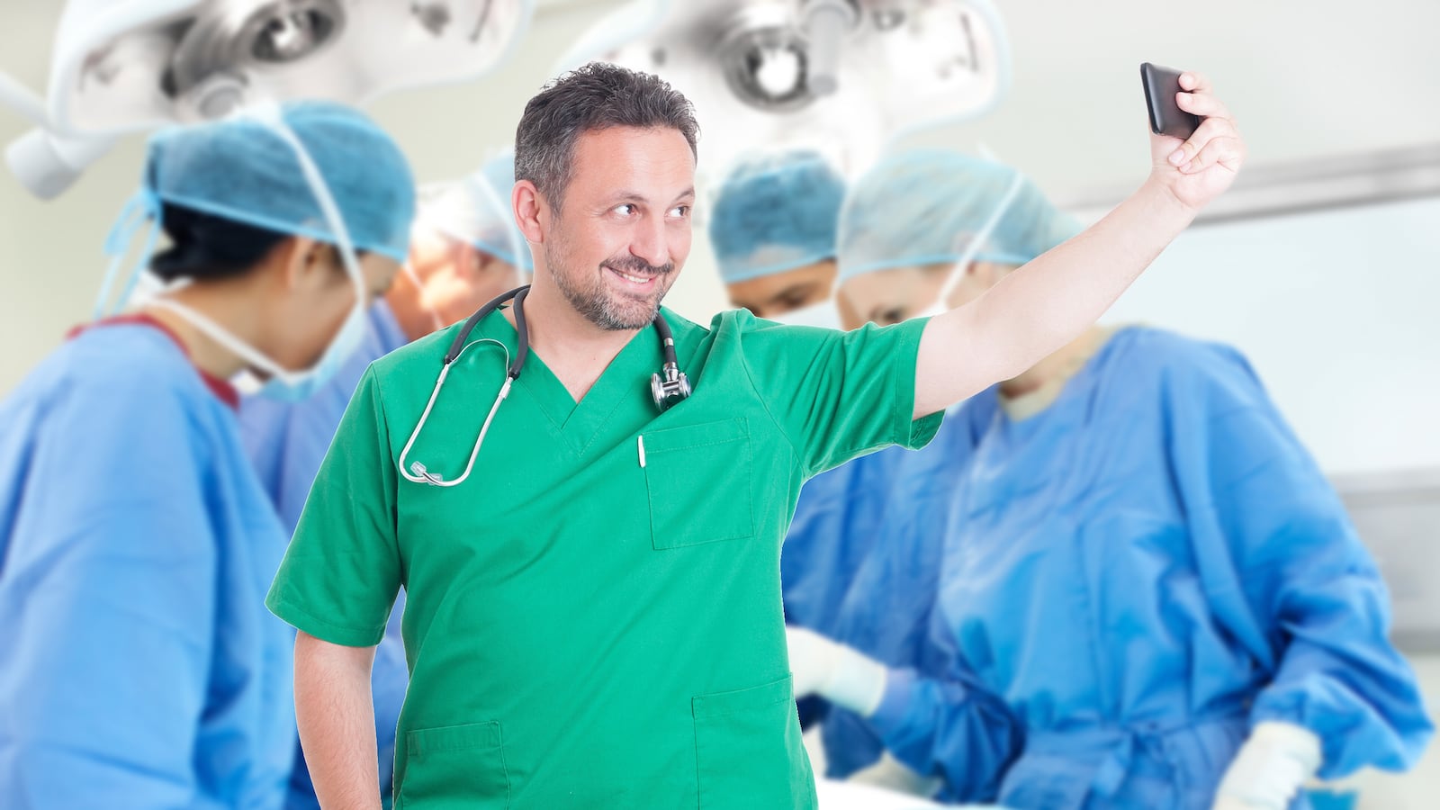 articles/2015/07/23/world-s-dumbest-med-student-takes-selfie-with-pregnant-patient-s-vagina/150723-saunders-doctor-selfie-tease_yvtzka