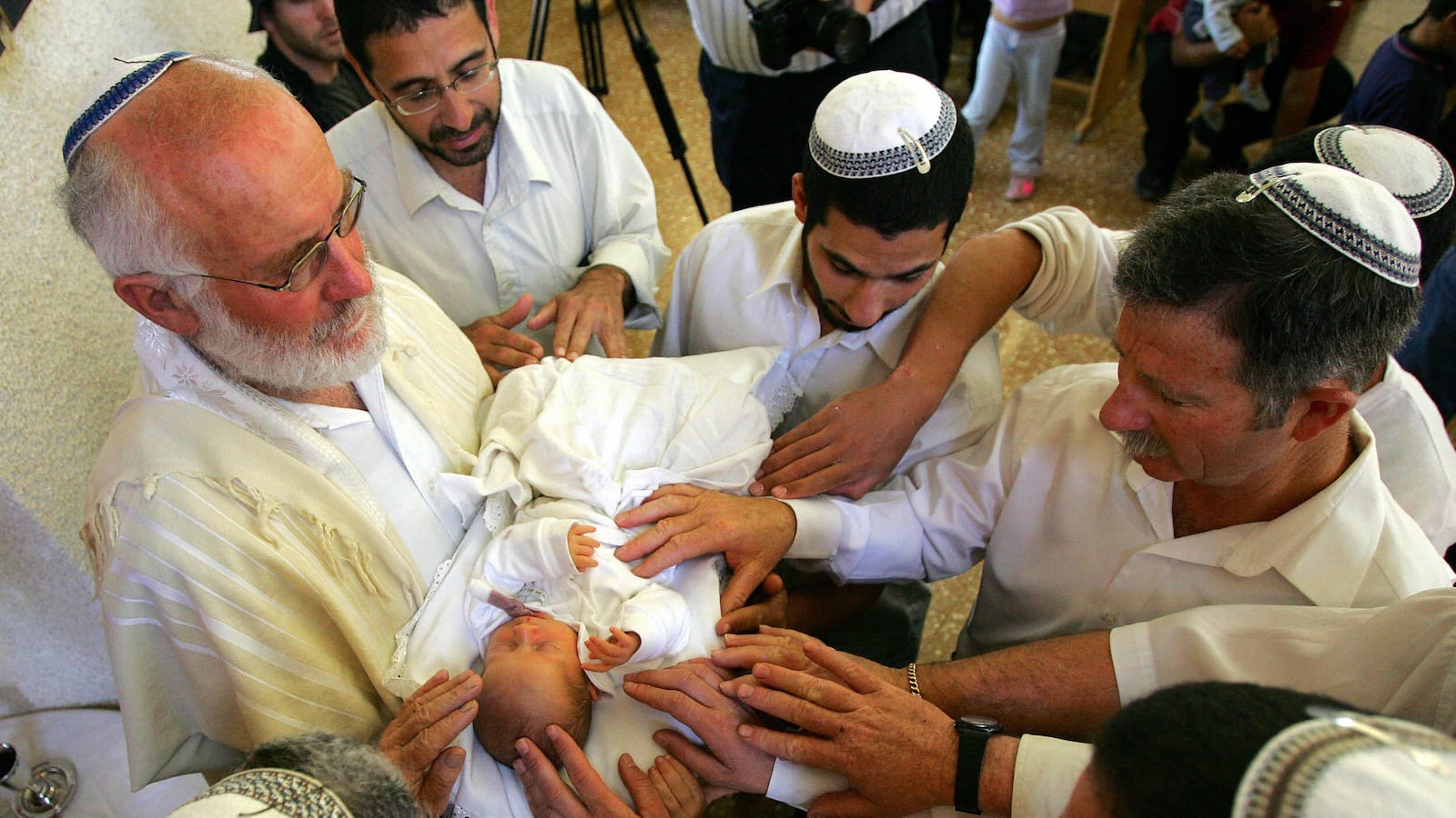 articles/2012/07/03/the-right-to-slice/circumcision-openz_darwsj
