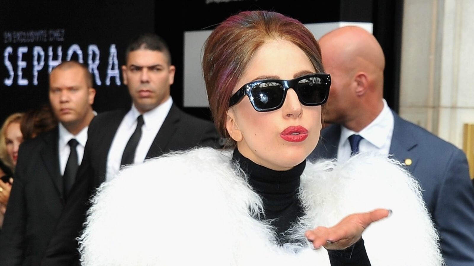 cheats/2012/11/07/gaga-donates-1m-for-sandy-relief/lady-gaga-peace-prize-cs_besrn9