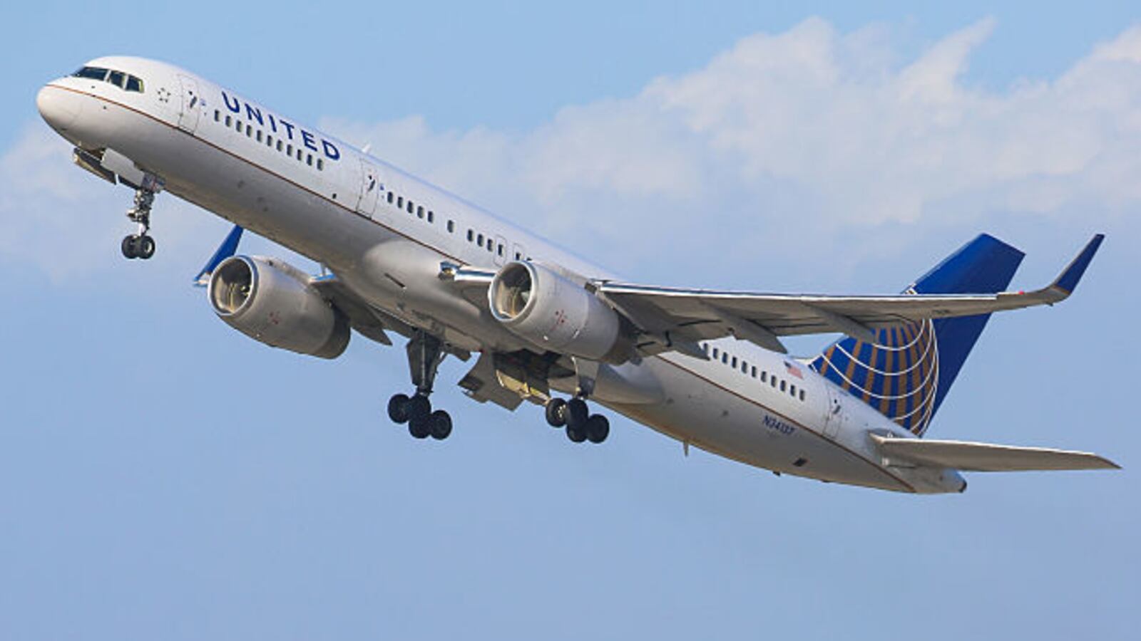 United Airlines Boeing 757 taking off from LAX.