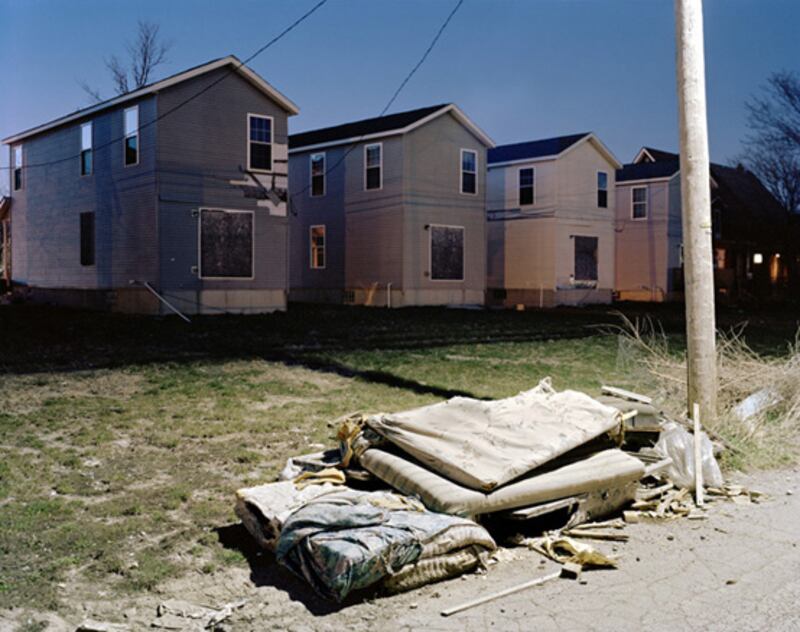 galleries/2009/10/15/mean-streets-haunting-photos-of-america-s-forgotten-cities/steacy---inner-city---4_rup9ws