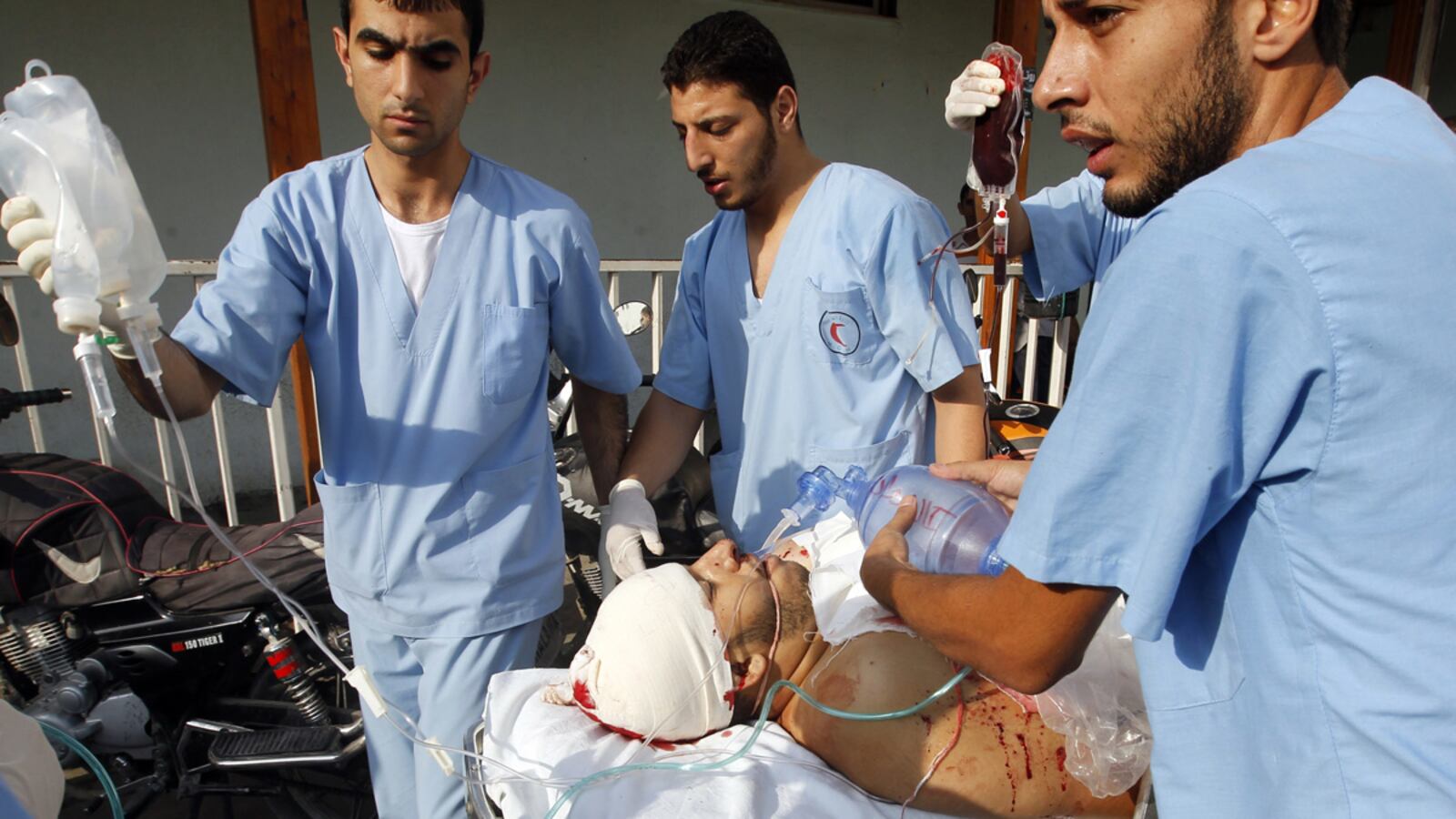 cheats/2012/10/22/israel-hamas-clash-in-gaza/israelis-palestinians-clash-gaza-cheat_ozfymk
