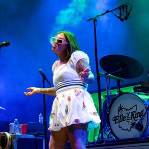 Elle King performing in Florida in 2023