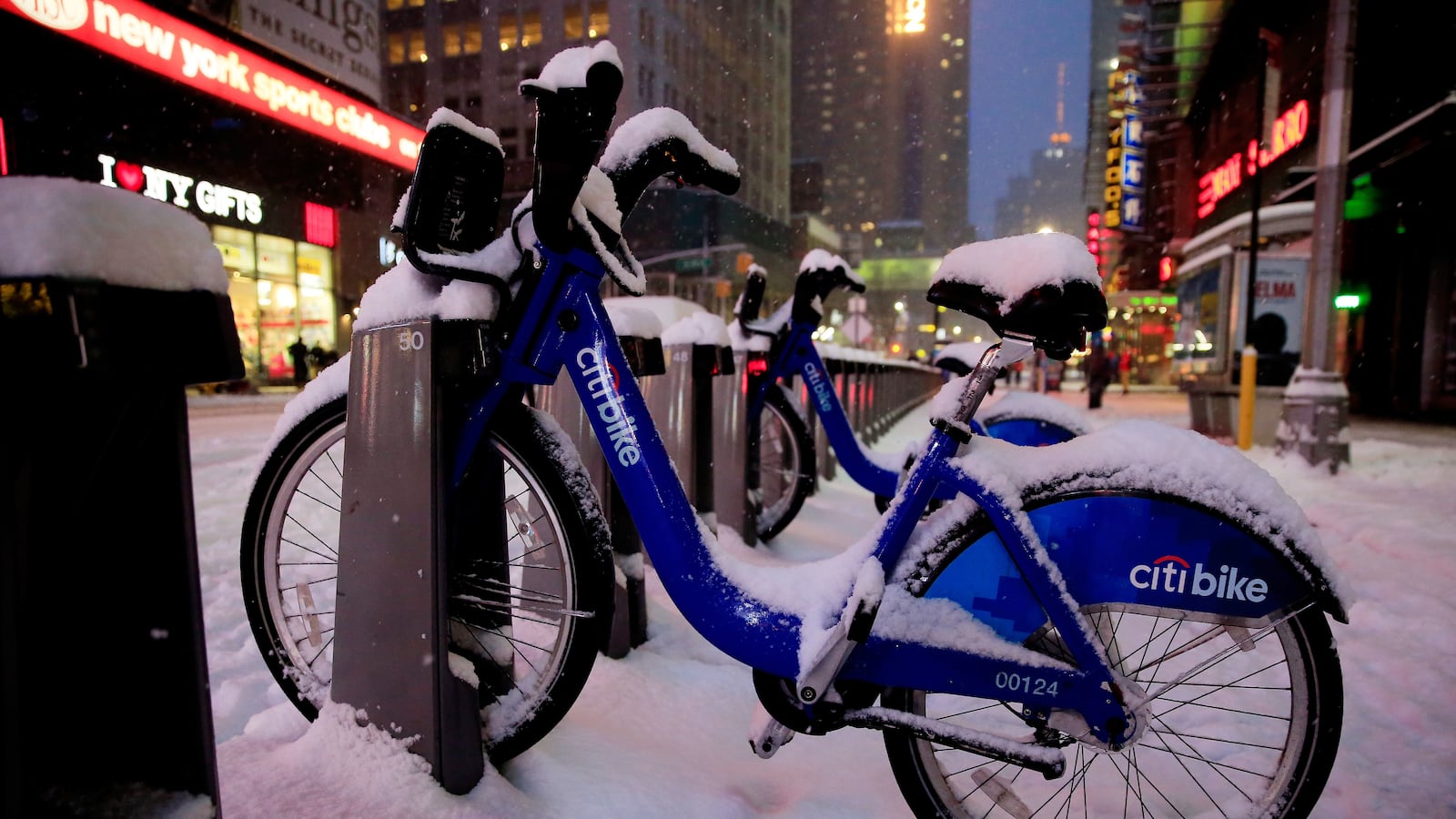 cheats/2017/03/13/18-inches-of-snow-to-hit-new-york/170313-blizzard-new-york_noay9o