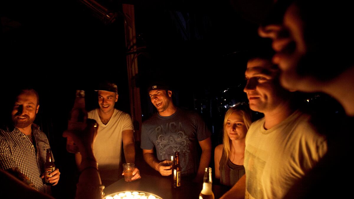 cheats/2011/09/09/over-4-million-without-power-in-ca/power-outage-san-diego-bar-cheat_q5ahqf