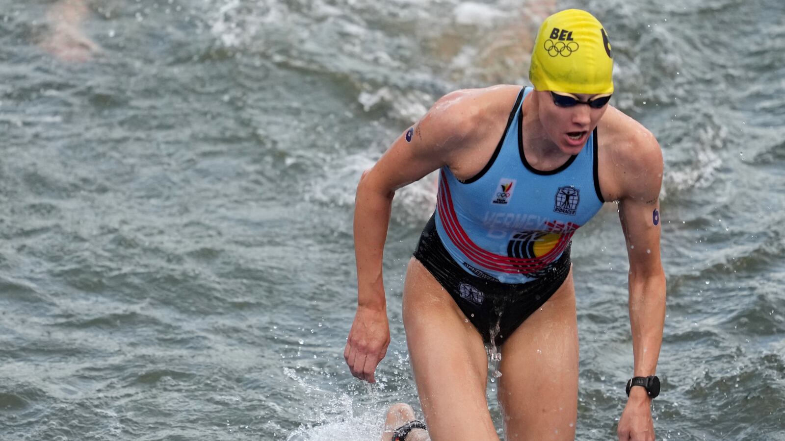 Jolien Vermeylen climbing out of the Seine
