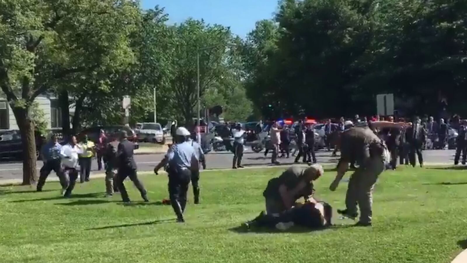 170517-dc-brawl-tease_bdvttp