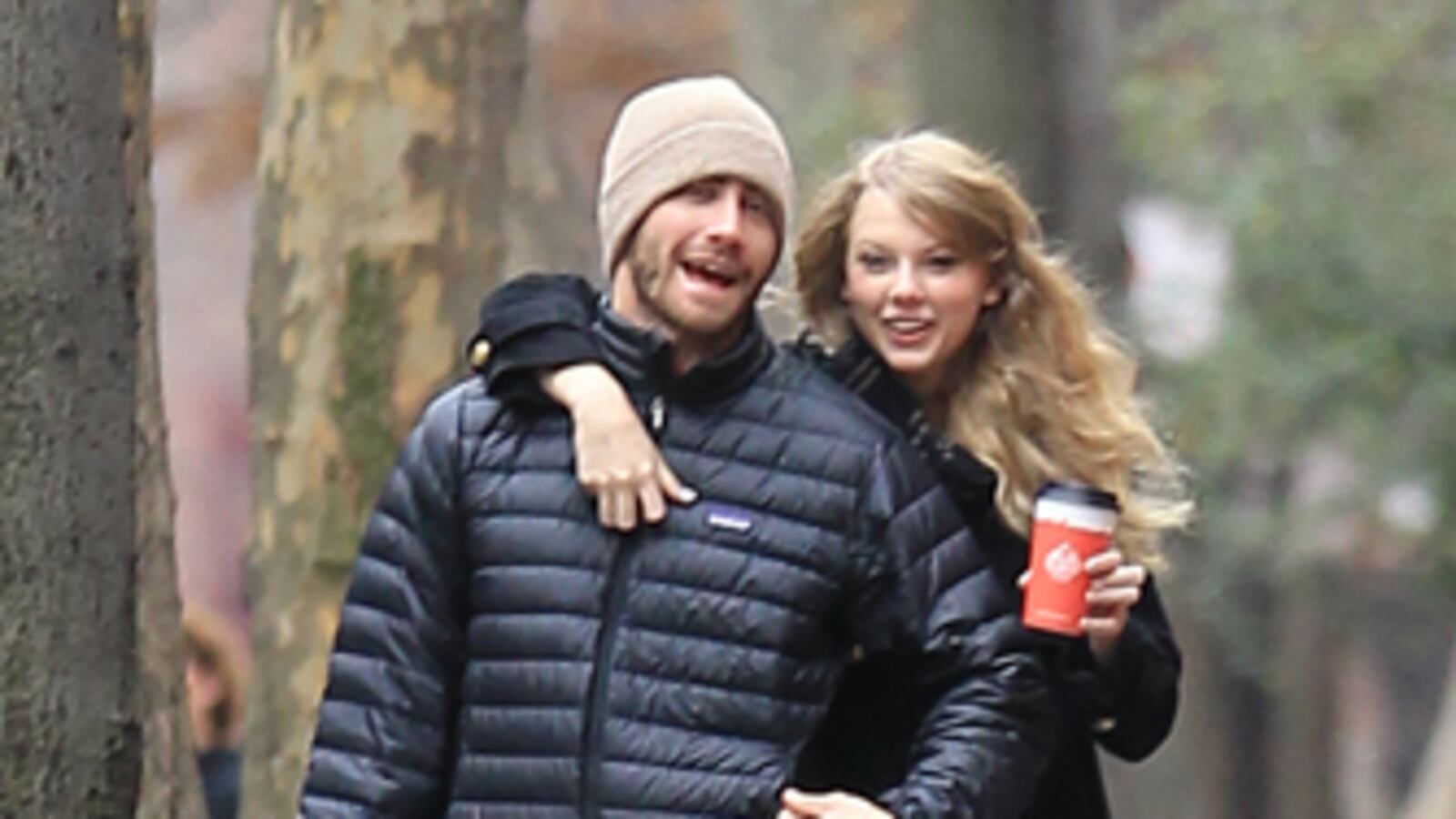 cheats/2011/01/04/source-gyllenhaal-swift-over/hollywood-hookups---swift_siggqq
