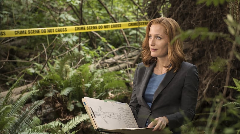 articles/2016/01/24/the-x-files-chris-carter-defends-premiere-talks-mulder-scully-romance/160124-leon-chris-carter-tease_gywsh9