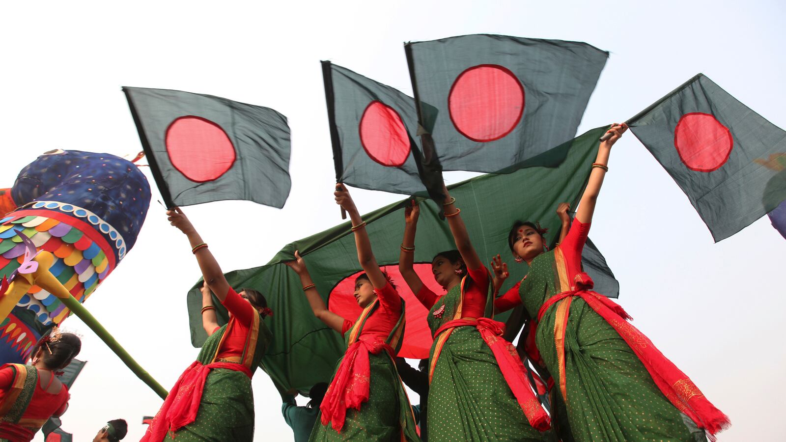 2009-12-16T120000Z_248985658_GM1E5CG11YV01_RTRMADP_3_BANGLADESH_vpg3fm
