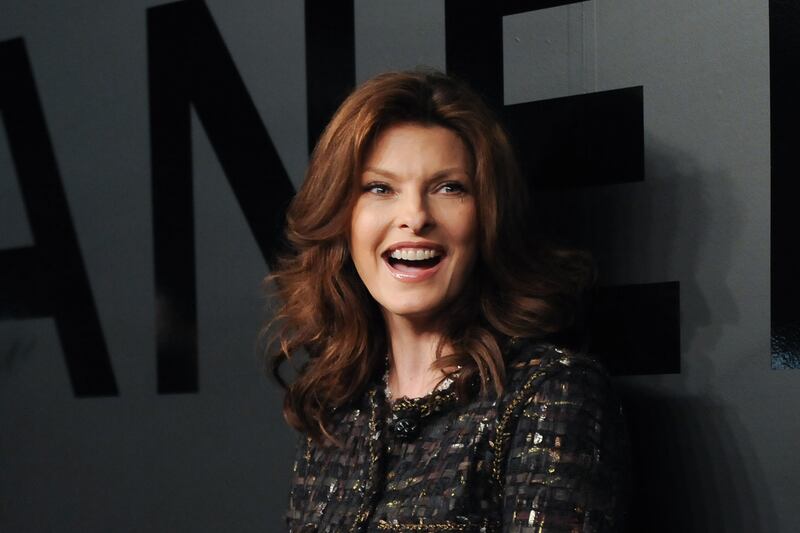 articles/2013/03/27/linda-evangelista-doesn-t-like-her-gums-vera-wang-redacts-controversial-dress-try-on-fee/130327-sidell-evangelista-tease_dl0tc4