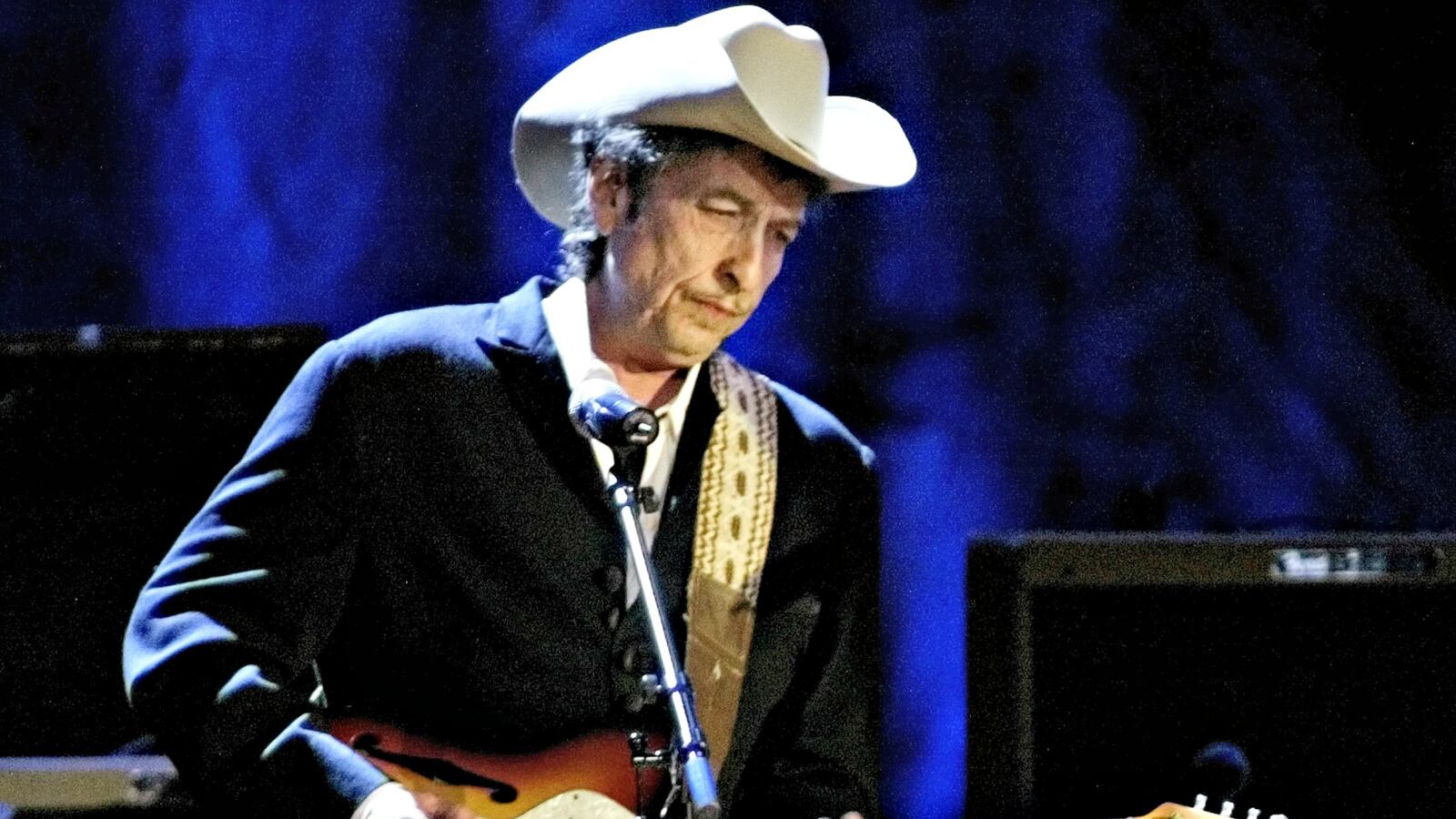 cheats/2016/10/17/nobel-panel-gives-up-on-contacting-bob-dylan/161017-bob-dylan-nobel-cheat_mc0unr