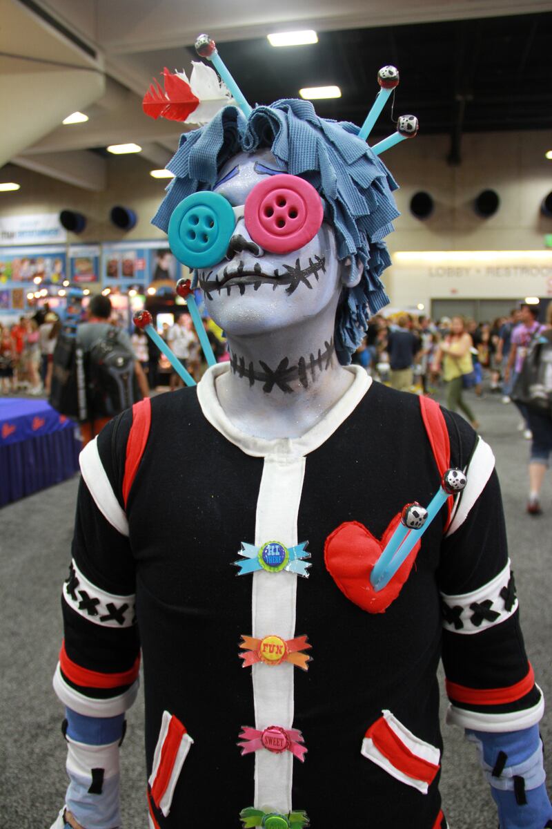 galleries/2014/07/26/comic-con-2014-see-the-weirdest-and-craziest-costumes-and-gadgets/140725-cc-buttoneyes_egozdo