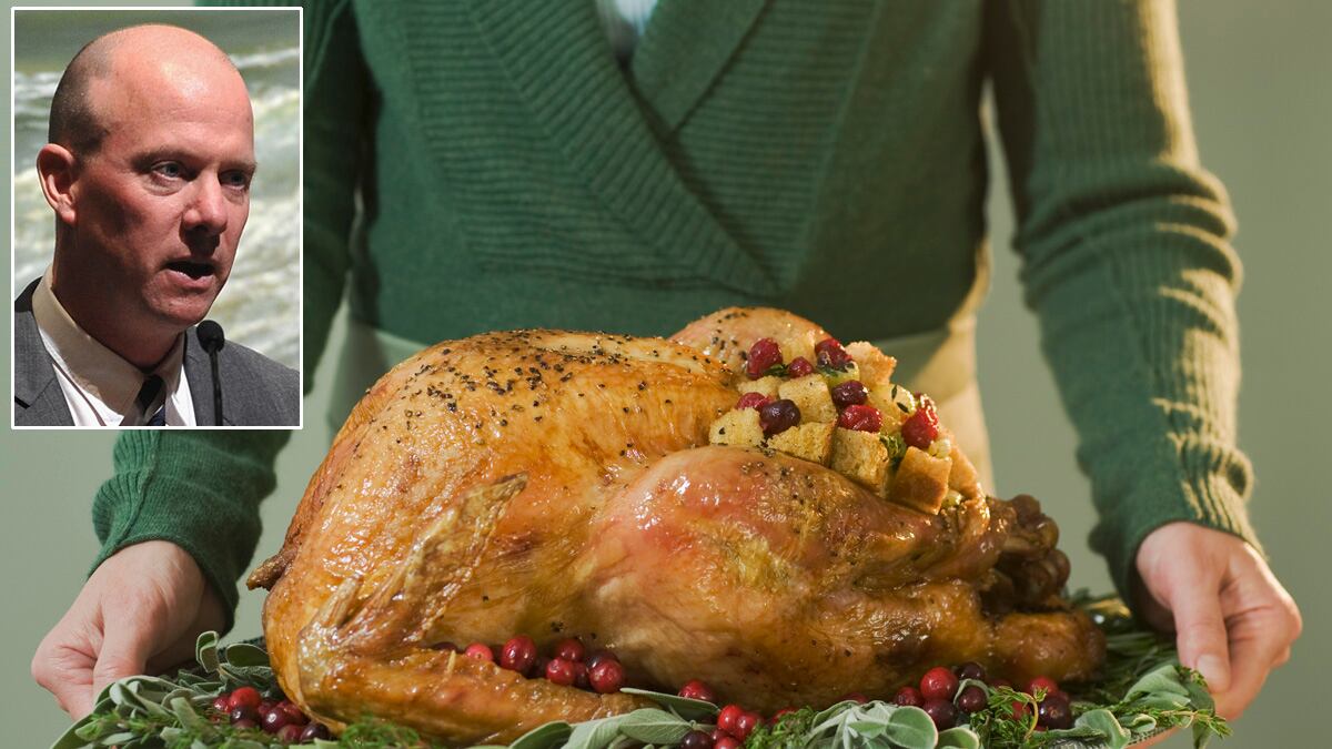 articles/2012/11/01/sam-sifton-s-thanksgiving-tips/baker-thanksgiving-dinner-tease-embed_mhtcdm