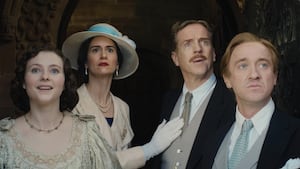 Thomasin McKenzie, Katherine Waterston, Damian Lewis, and Tom Felton