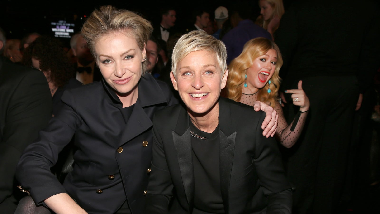 galleries/2014/03/20/best-celebrity-photobombs/140319-celeb-photobomb2-tease_ciy98c