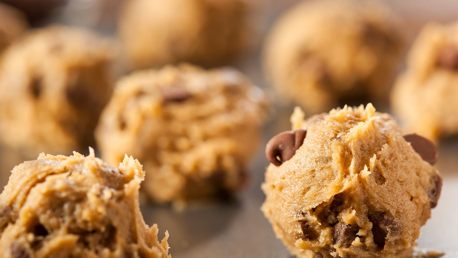 articles/2016/06/30/this-is-why-you-can-t-eat-cookie-dough/160630-slattery-cookie-dough-tease_ifqjzs