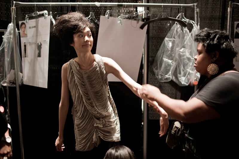 galleries/2010/09/14/vera-wang-backstage/vera-wang-backstage-12_y8pc7x