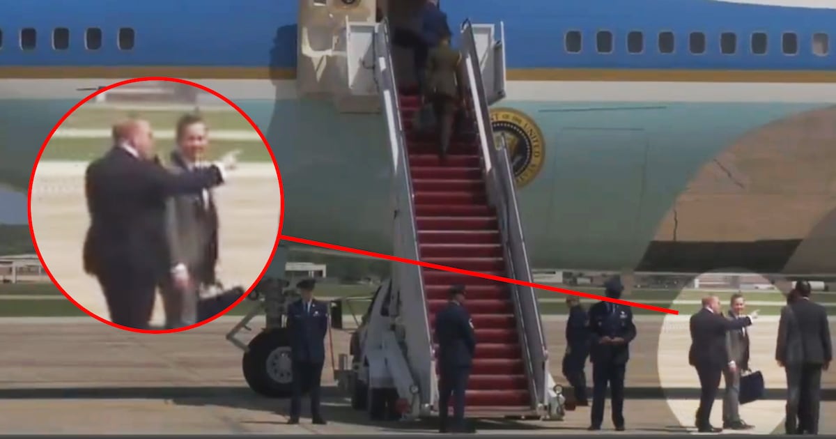 Trump Strands Waltz on Tarmac Before Ousting Him From Job