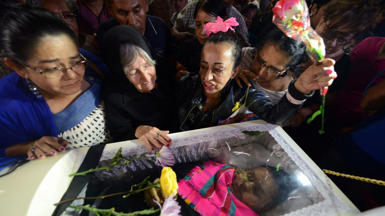 articles/2016/03/04/who-murdered-environmental-activist-berta-caceres/160304-miller-honduras-tease_nboazg