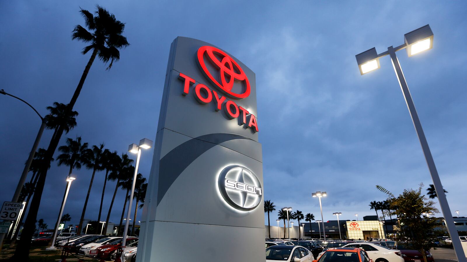 articles/2012/12/04/the-greenest-month-ever-hybrids-race-ahead/gross-nov-auto-sales-tease_huqswn