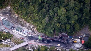 cheats/2010/11/19/mine-explosion-traps-27-miners/new-zealand-mine-explosion_qg1xuz