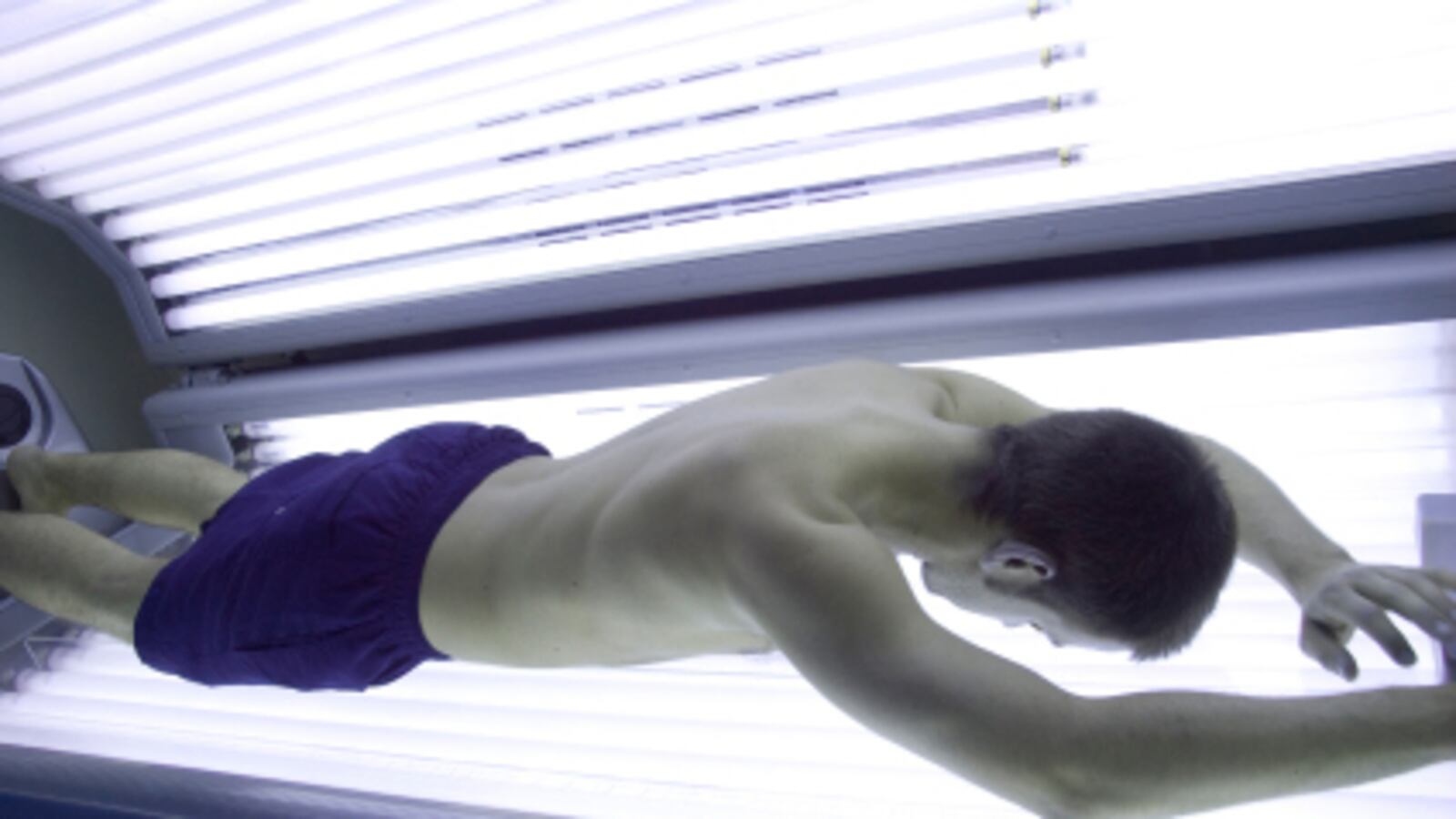 articles/2009/01/06/the-great-fake-bake-experiment/korda-tanthropology_8996_zfx5j4