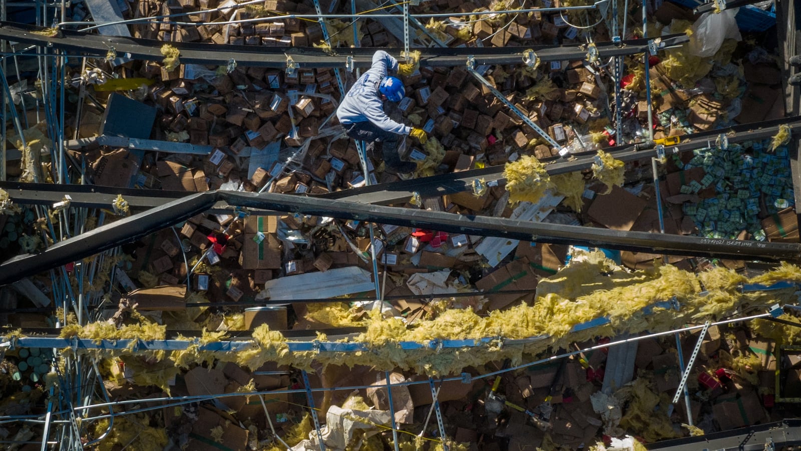 2021-12-13T164340Z_244084639_RC2MDR95W4R3_RTRMADP_3_USA-WEATHER-TORNADOES-FACTORY_gqjqqx