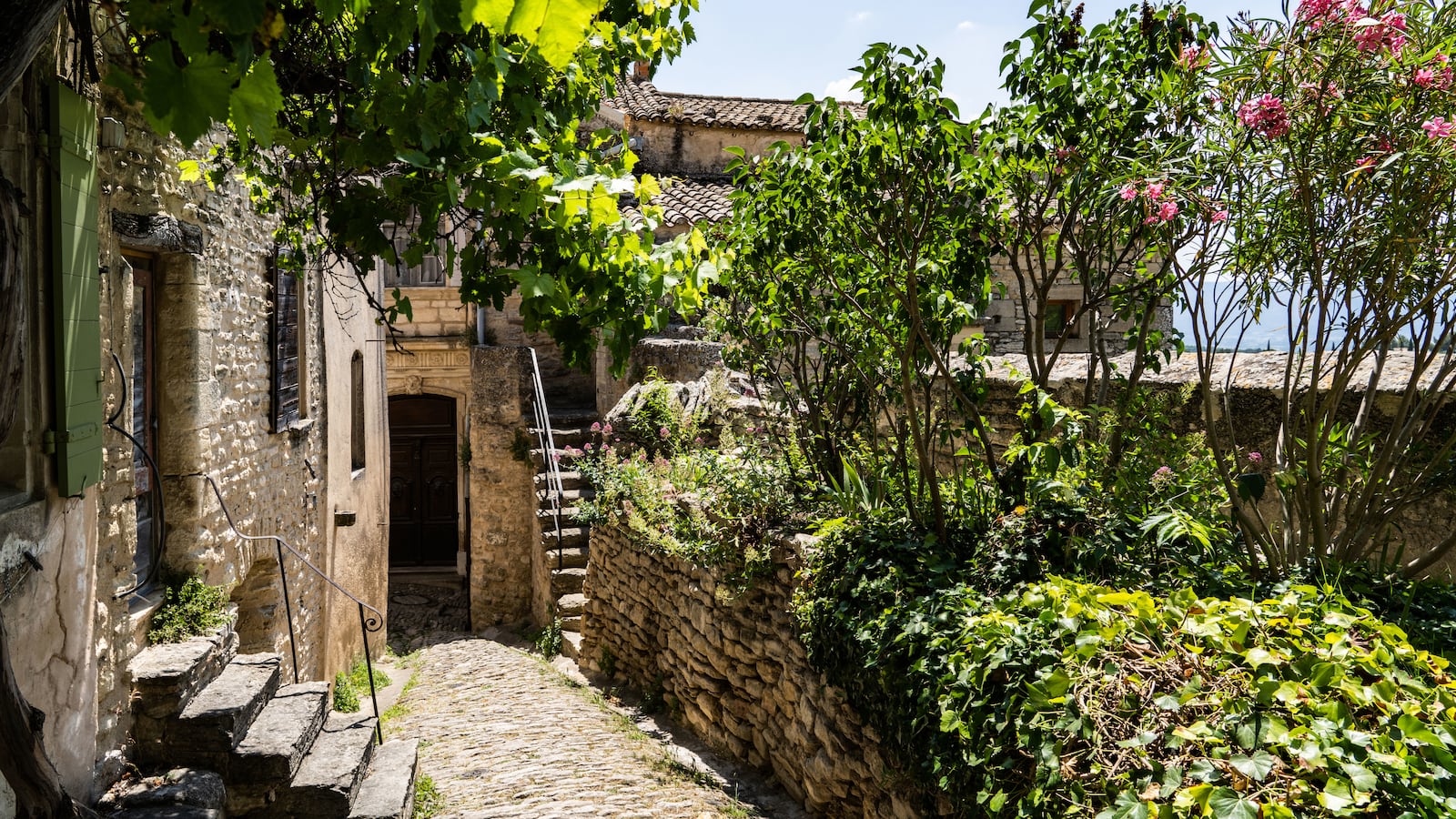 230708-zaleski-gordes-france-hero_dyflsc