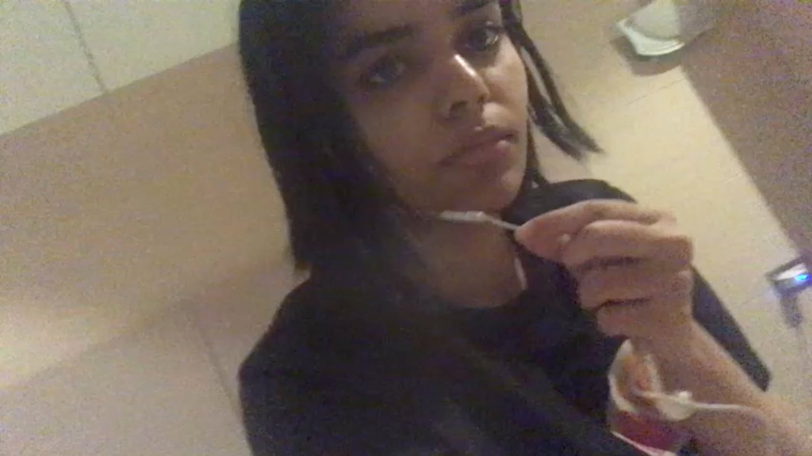 190106-saudi-woman-bangkok-standoff-cheat_dl3fgf