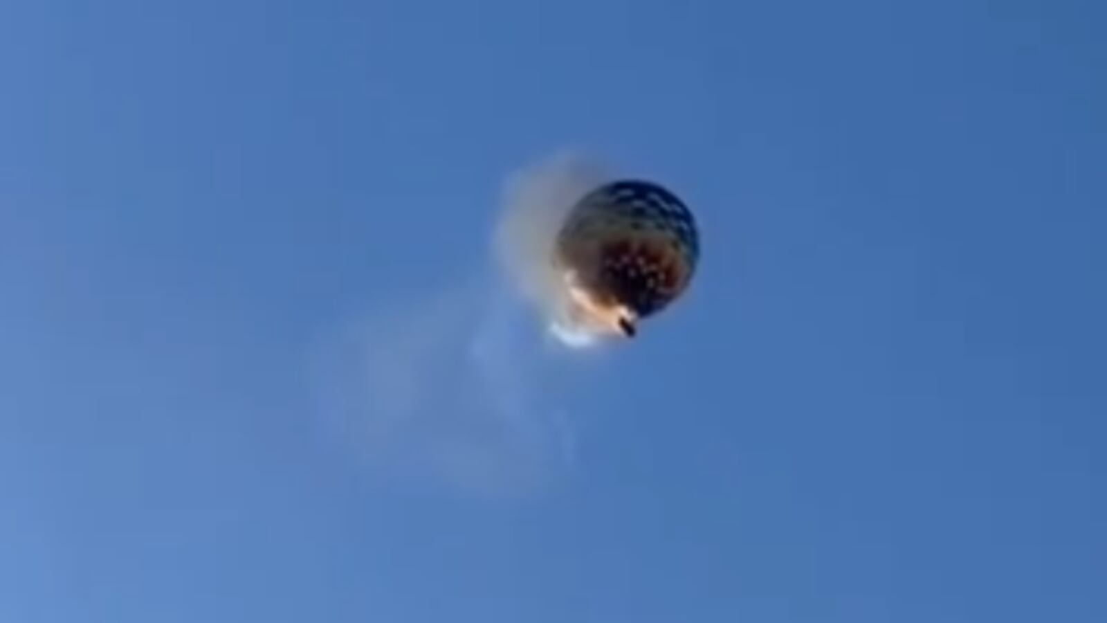 Hot-air balloon crashes in Praia Grande, Brazil