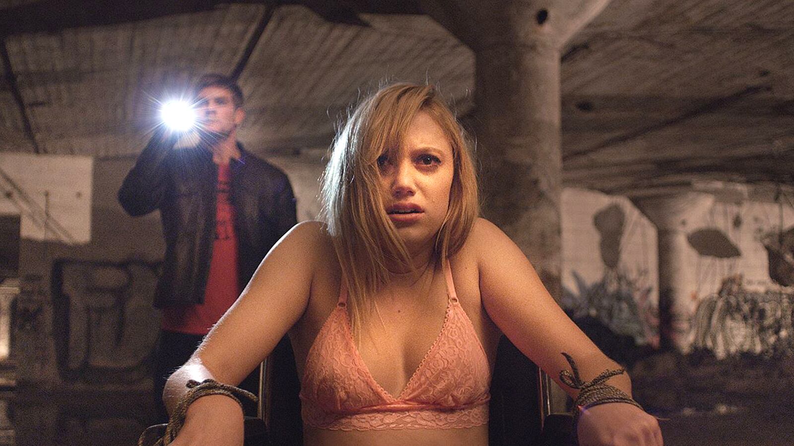 articles/2015/03/13/it-follows-an-std-panic-nightmare-is-the-best-american-horror-movie-in-years/150313-yamato-it-follows-tease_tdkjuz