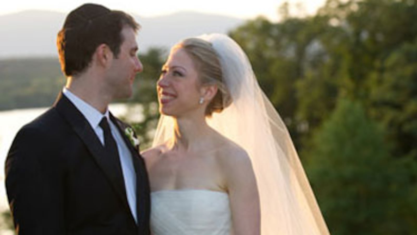 cheats/2010/08/01/chelsea-clinton-weds-marc-mezvinsky/chelsea-clinton-married_kavcym