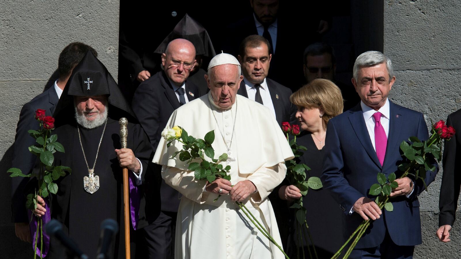 cheats/2016/06/25/pope-francis-visits-armenian-genocide-memorial/160625-pope-armenia-cheat_qafb83