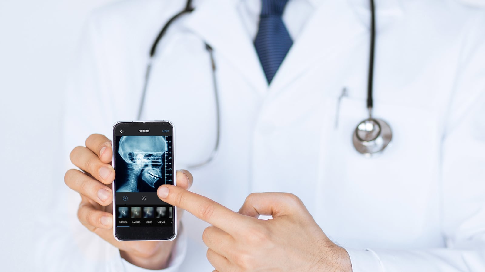 articles/2015/02/18/the-secret-instagram-where-doctors-diagnose-weird-diseases/150211-joiner-dr-instagram-tease_o1kx4n