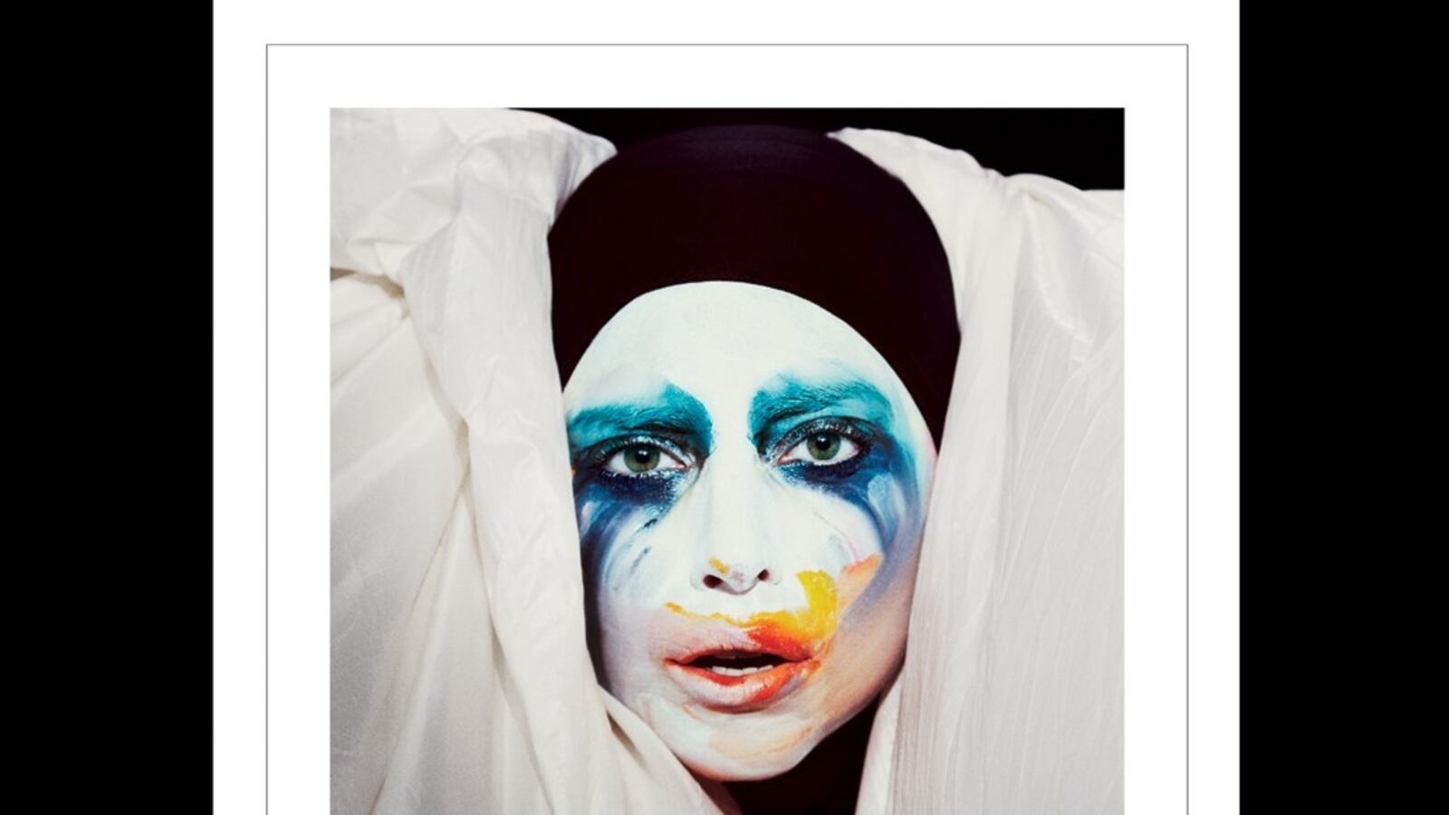 articles/2013/07/29/lady-gaga-talks-artpop-kate-upton-models-bridal-bikinis/lady_gaga_applause_j7cle3